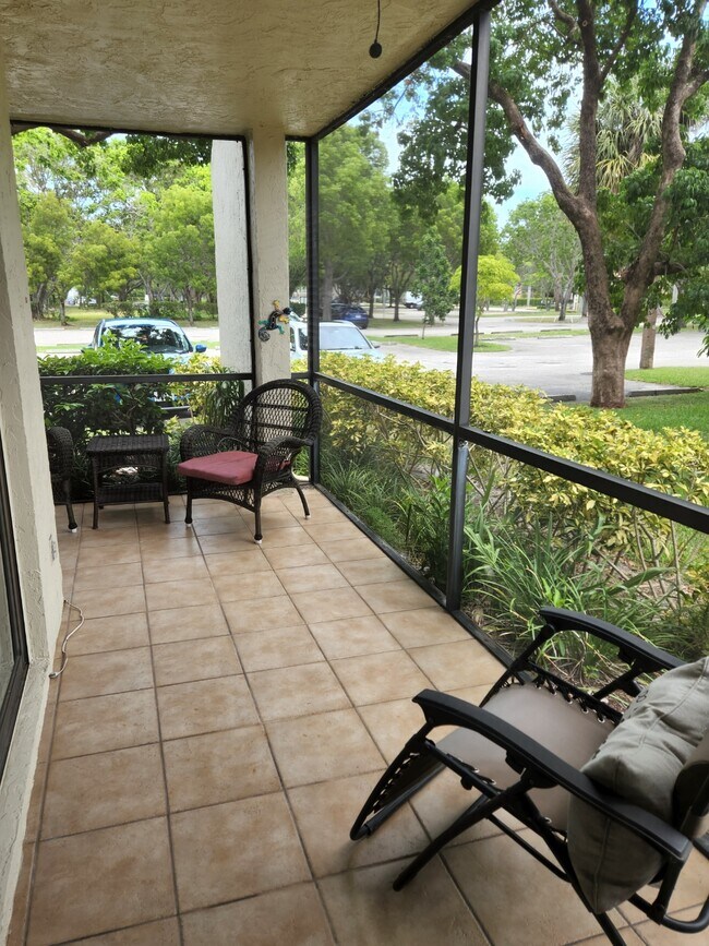 Wrap Around Patio - 825 Egret Cir