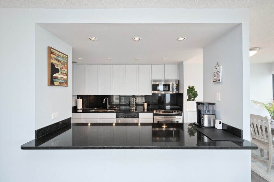 Primary Photo - 30 E Huron St