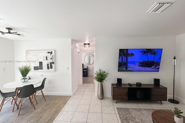 Building Photo - 2321 Island Dr