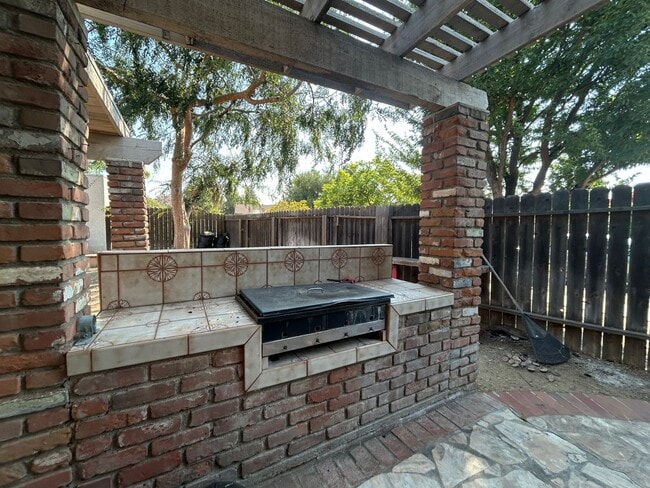 Building Photo - 5055 Pearblossom Dr