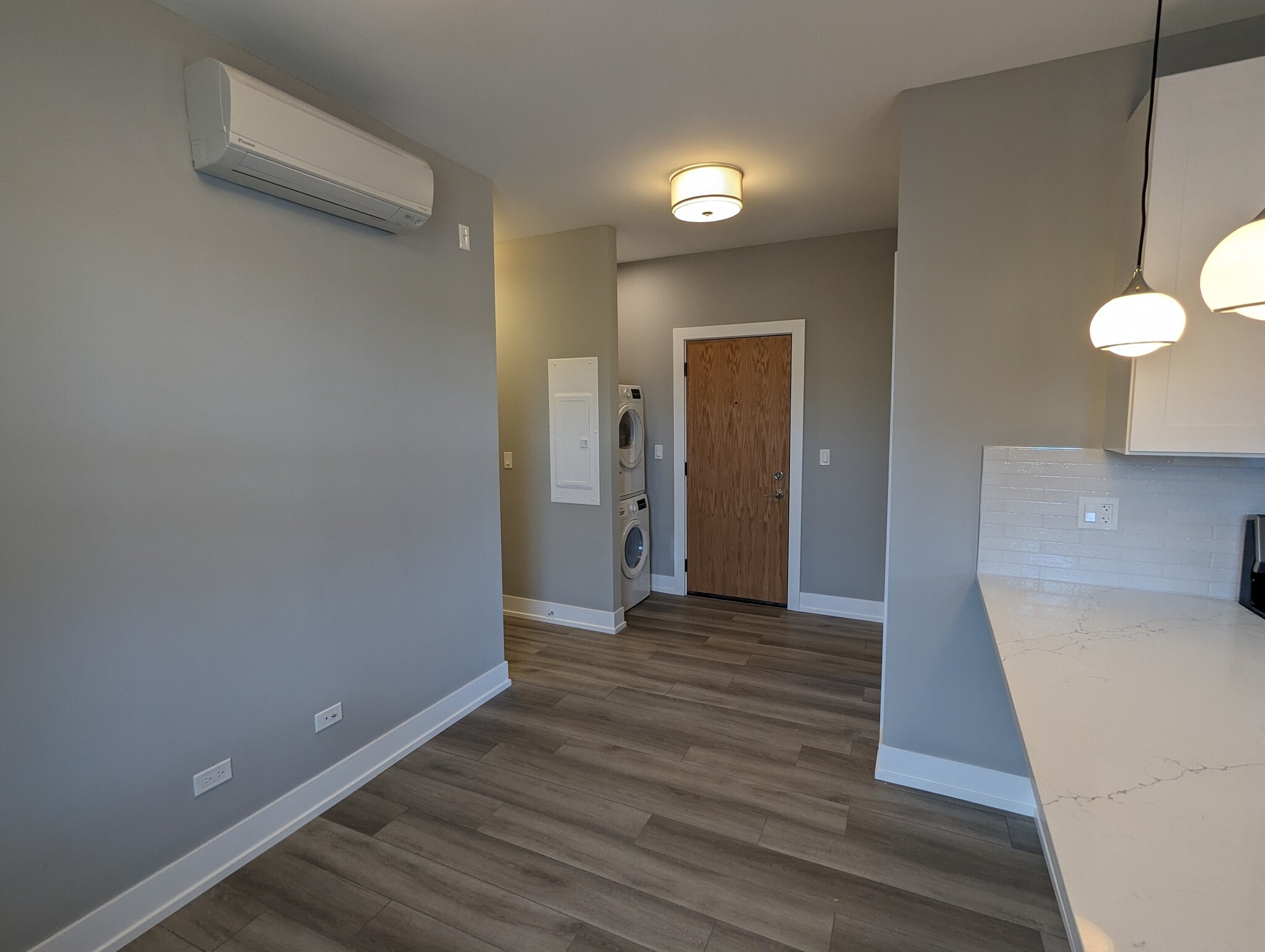 Building Photo - 3935 N Janssen Ave