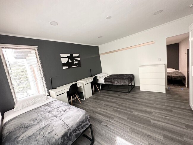 Building Photo - 832 Hilgard Ave