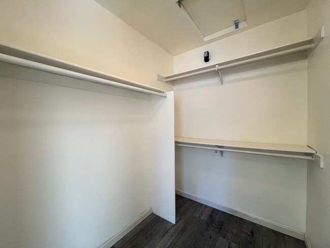 Building Photo - Desirable top floor unit in the peaceful S...