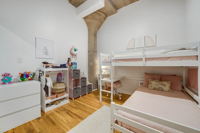 Building Photo - 1151 W 15th St