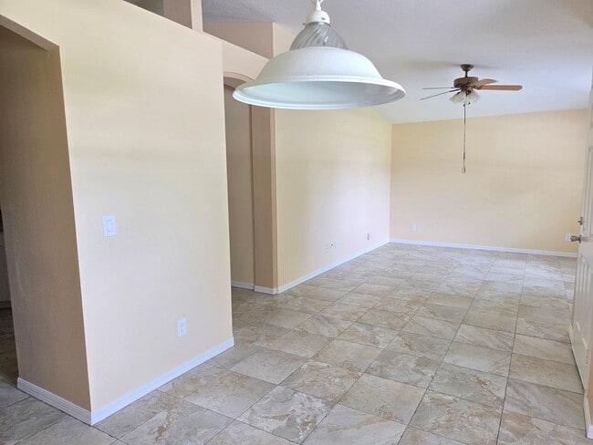 Building Photo - Immaculate 3Bed/2Bath Home-Spacious~Two-Ca...