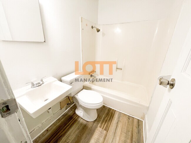 Building Photo - 10 Montis Dr