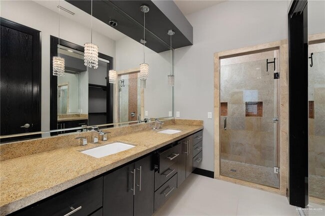 Building Photo - 305 N Mockingbird Ave