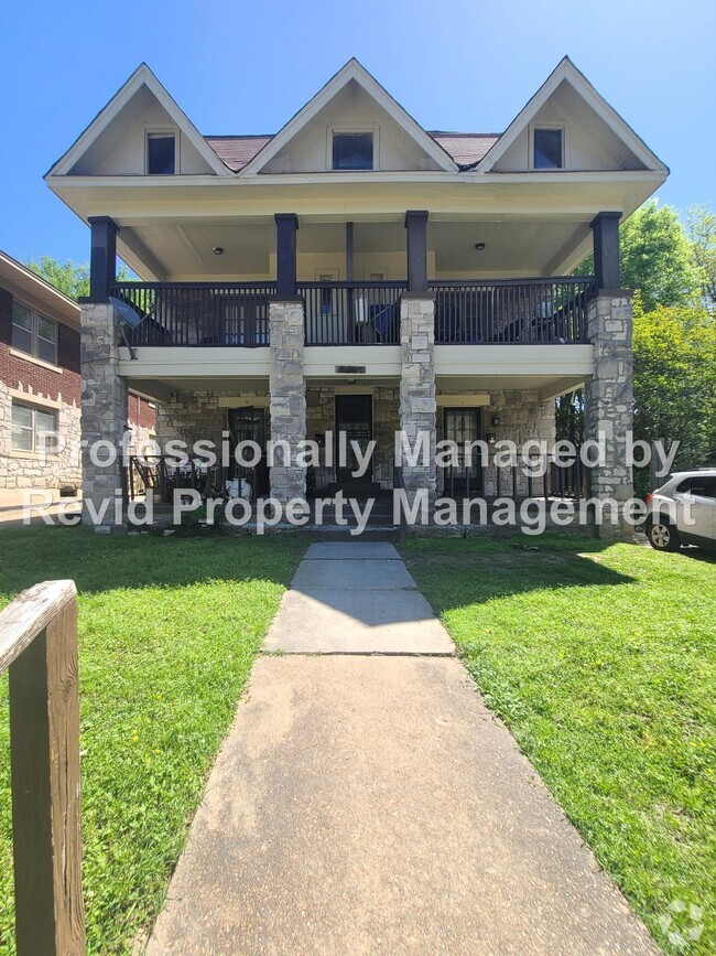 Building Photo - Large upstairs apartment in Midtown!