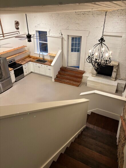 Building Photo - 7 Main St E