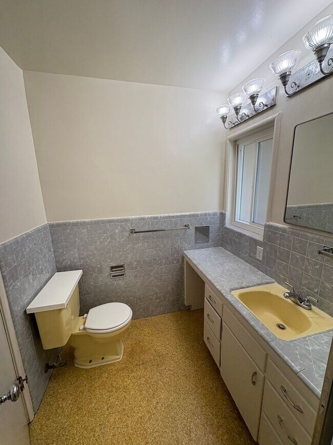 Building Photo - Visalia 2 Bed 2 Bath available now.