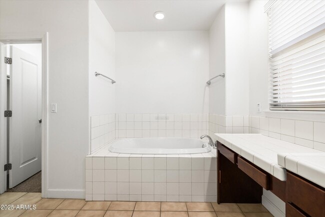 Building Photo - 505 W 6th St