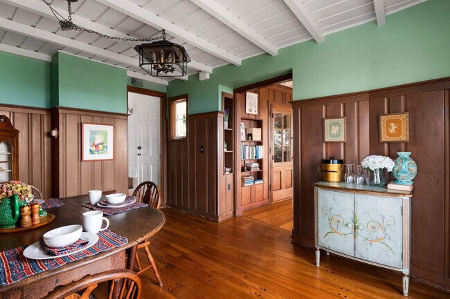 Building Photo - 1850 Castellana Rd