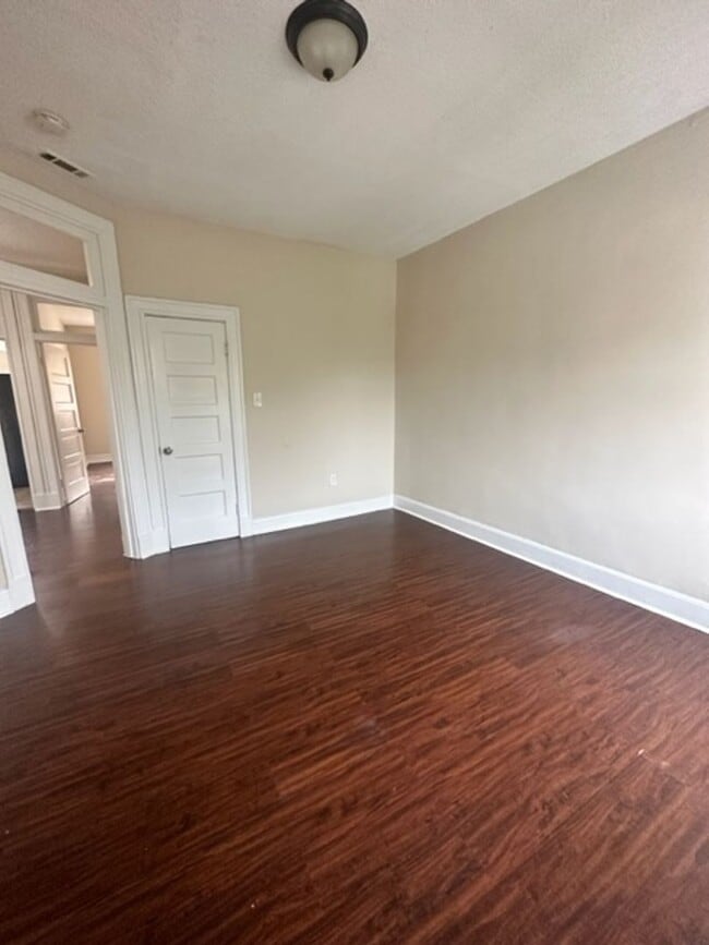 Building Photo - 1 Bedroom & Den 3659 Cottage Ave