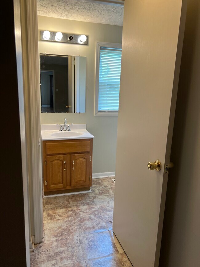 Building Photo - 341 W Main St