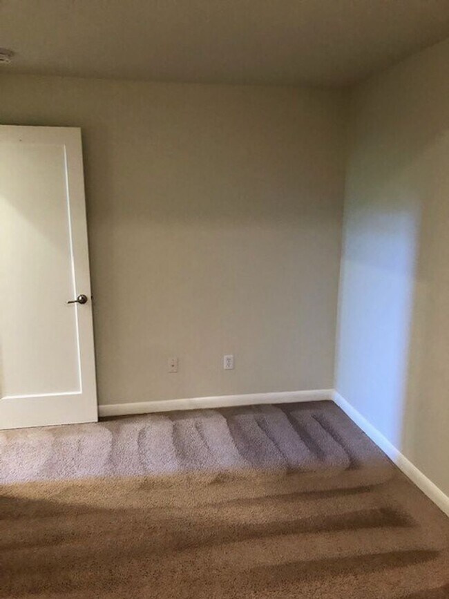 Building Photo - Queen Anne Townhome