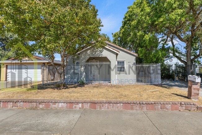 Building Photo - Looking for a charming 2-bedroom, 1-bath s...