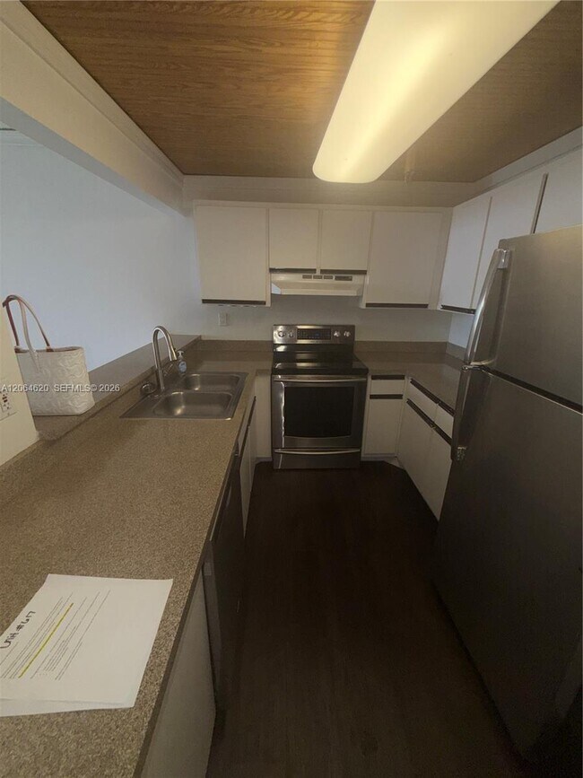 Building Photo - 540 Brickell Key Dr