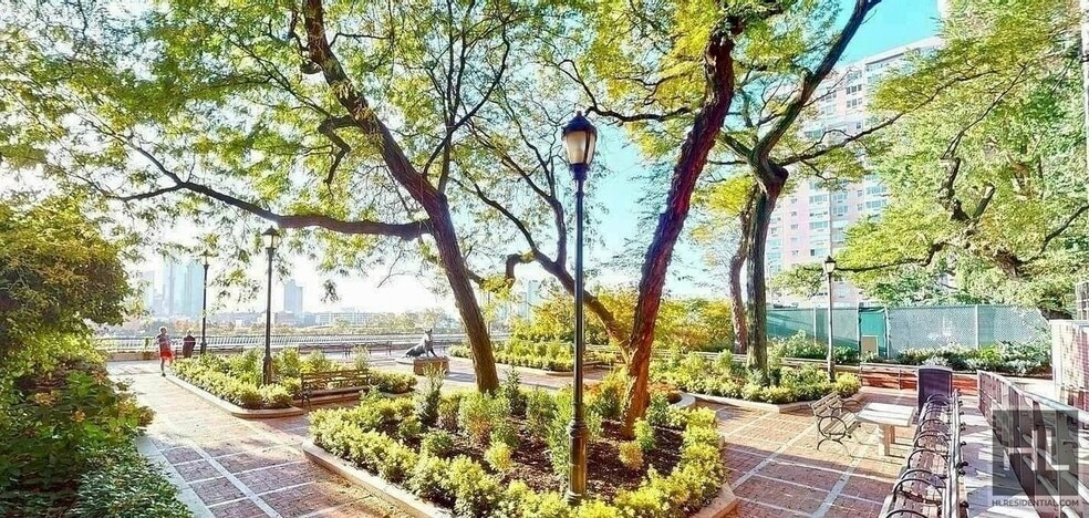 Building Photo - E 56th St | Sutton Place | 1BR / Flex-2 / 1BA | Avail June 1 | Doorman | Laundry | NO Broker's Fees!