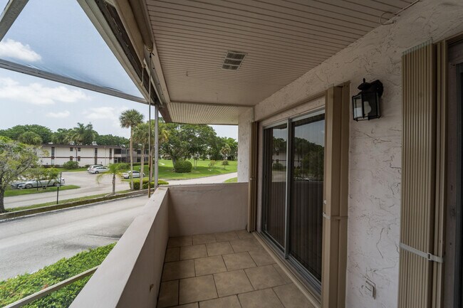 Building Photo - 4 Greenway Dr