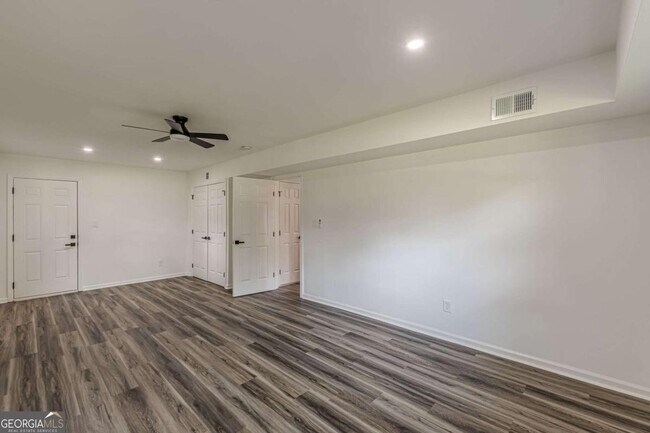 Building Photo - 2352 Glendale Dr