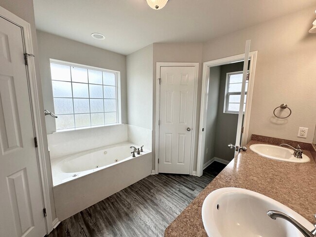 Building Photo - Charming home in Midway ISD.