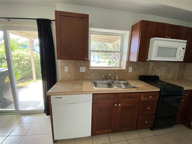 Building Photo - 3815 Putnam Dr