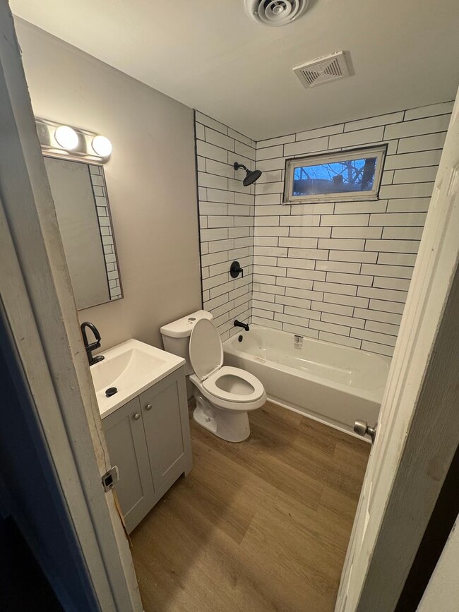 Building Photo - Spacious 6 bedroom - **1 MONTH FREE RENT**