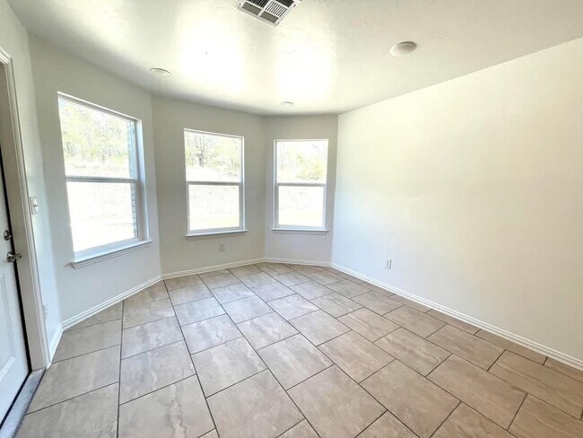 Building Photo - 914 Indian Plns Rd