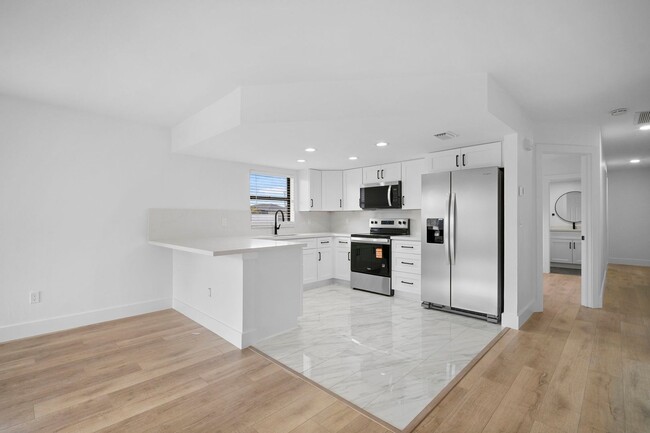 Building Photo - ****SPECIAL 2 WEEKS FREE****  Move-In Ready Cape Coral Home – Newly Remodeled Interior