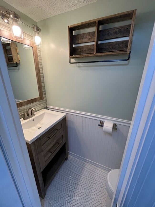Building Photo - Beautifully remodeled 3 bedroom, 2.5 bath, 2 car garage