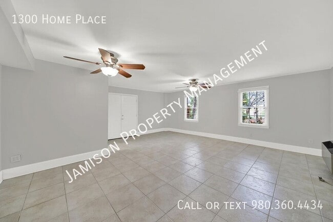 Building Photo - 1300 Home Pl