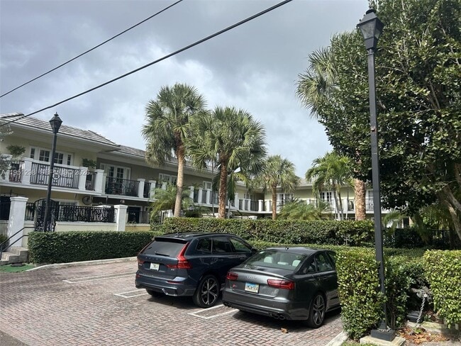 Building Photo - 1000 Palm Trail