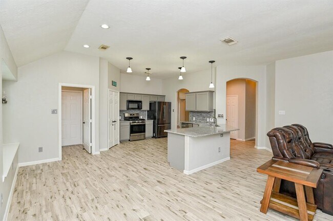 Building Photo - 2526 Lake Dale Ln