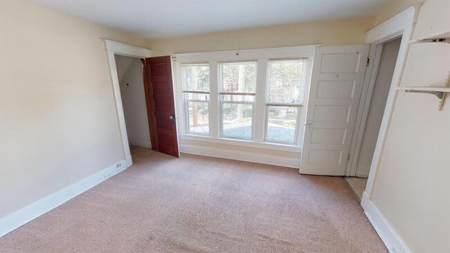 Building Photo - 822 Dewey Ave