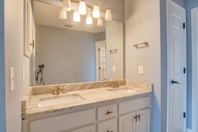 Building Photo - Available now – 3BR/2BA Patio Home with Fi...