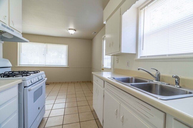 Building Photo - Minutes from Downtown Emma!!! Cozy 2 bedro...