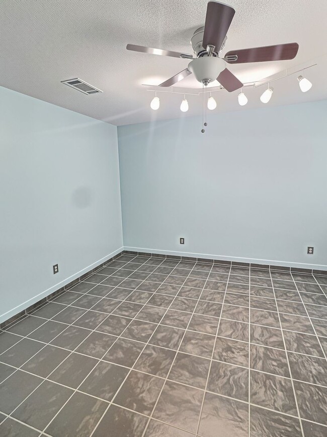Building Photo - Spacious 3/2 Living in the Heart of Ocean Springs
