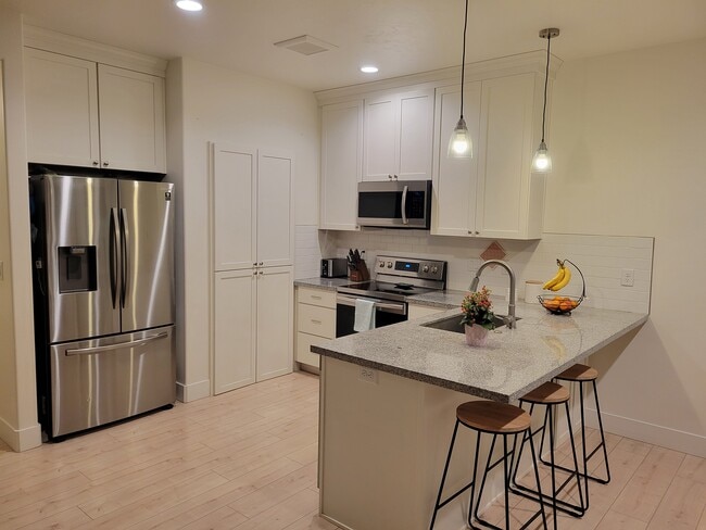 Building Photo - 408 S 3rd W