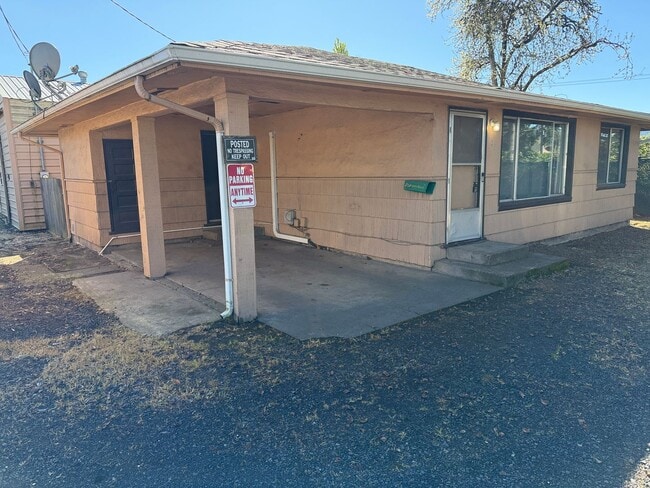 Building Photo - 2 bed, 1 bath house in Springfield