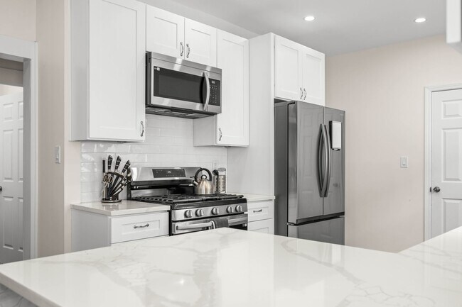 Building Photo - 1215 N Warman Ave