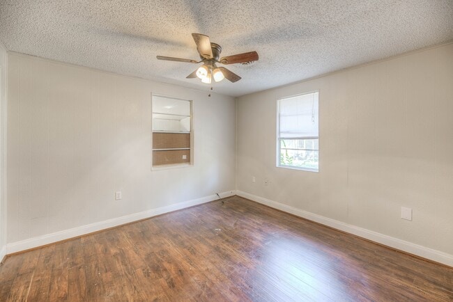Building Photo - 234 Lakeview Dr