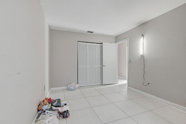 Building Photo - 15846 Country Lake Dr