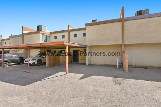 Building Photo - Spacious Three Bedroom/Three Bath Townhome