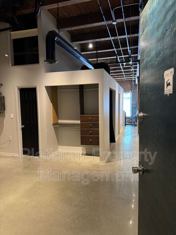 Building Photo - 326 Nelson St SW