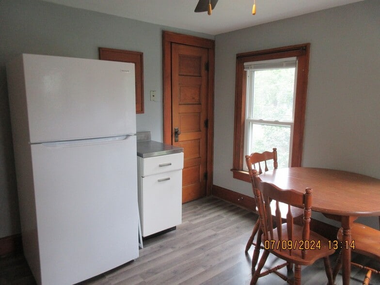 Building Photo - 919 W 8th St