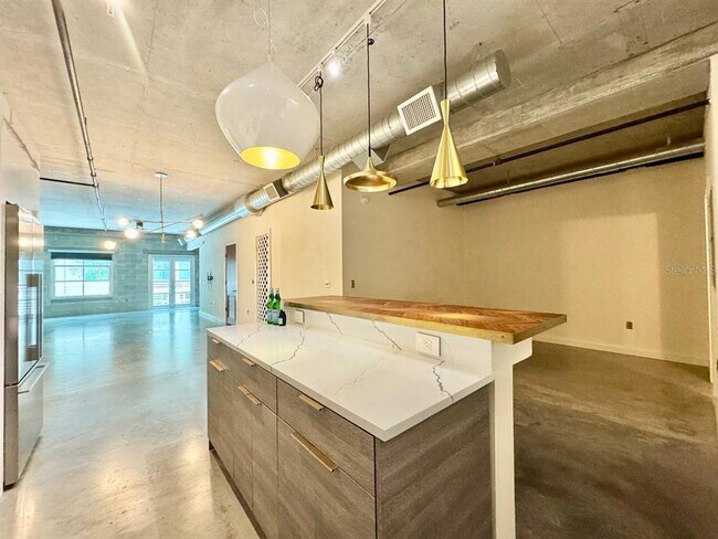 Building Photo - 1212 E Whiting St