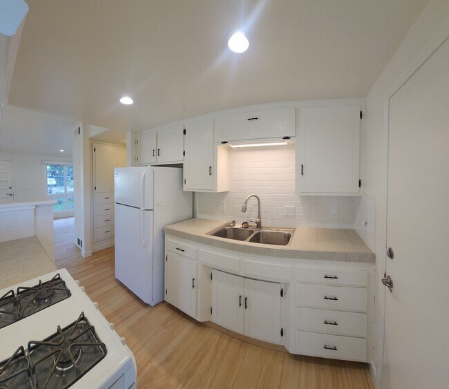 Building Photo - Cuesta By the sea cottage for Rent! Close ...