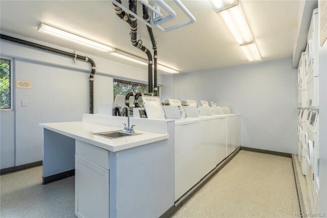 Building Photo - Studio w/ Parking For Rent – Convenient Urban Living in the Heart of Honolulu