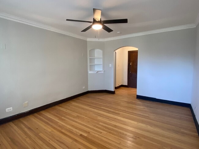 Building Photo - 5542 W Leland Ave