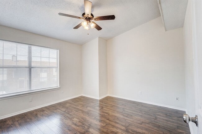 Building Photo - 910 Cedar Terrace